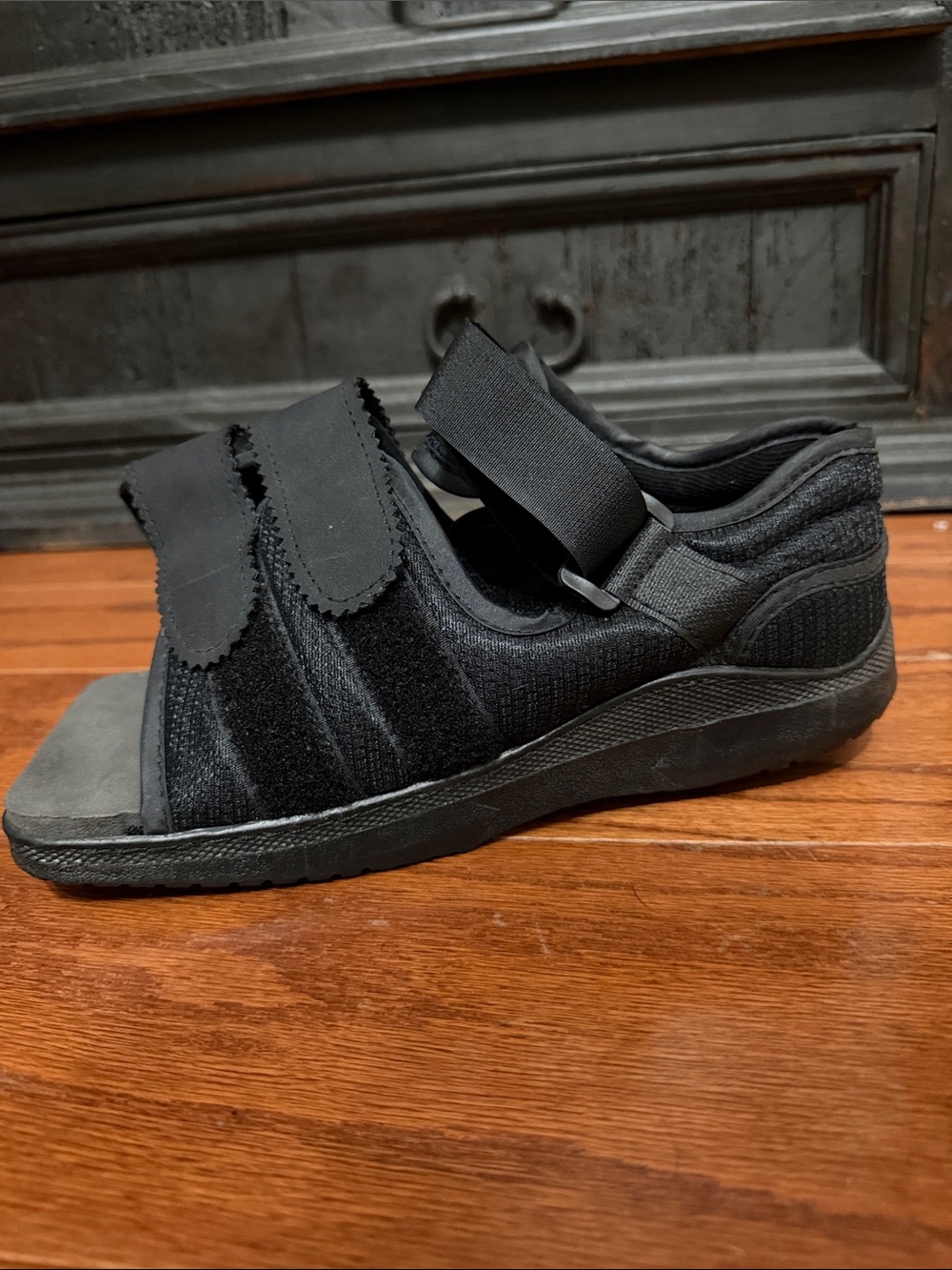 Darco Med-Surg Shoe, a post-operative medical walking shoe - Size Medium